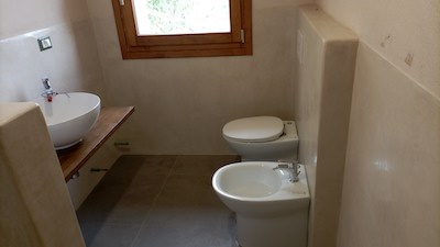 un bagno in cocciopesto