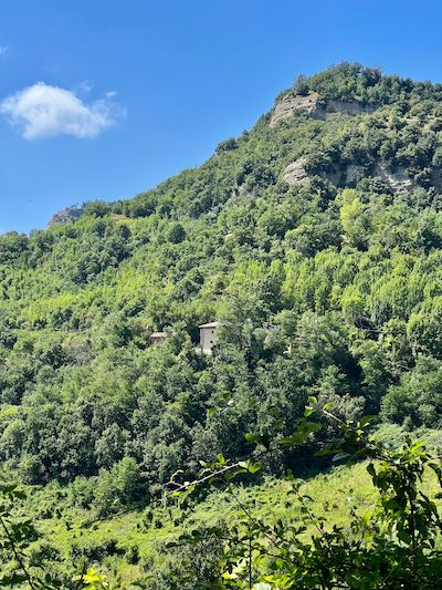 Mountain hamlet for practicing with Buddhist psychology